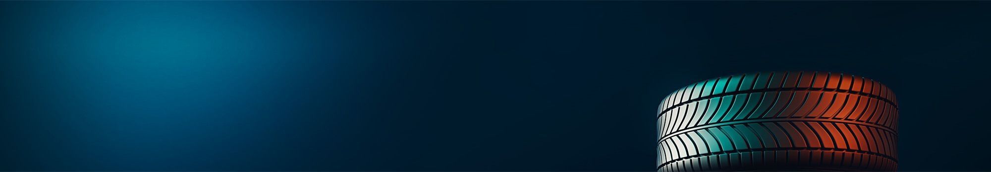 Nahaufnahme eines gestapelten Reifenprofils vor dunklem Hintergrund